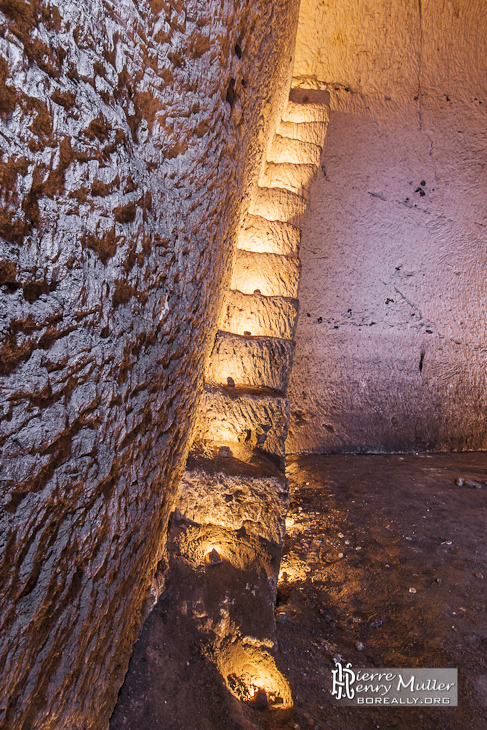 Vue de l'escalier tailler dans la roche de la carrière souterraine de Port Marly