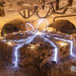 Broyeur de craie circulaire transformé en paquet cadeau par le light painting