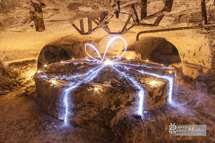 Broyeur de craie circulaire transformé en paquet cadeau par le light painting