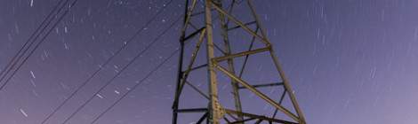 ...Pylône électrique avec filé d’étoiles sur la plaine du Puiselet....