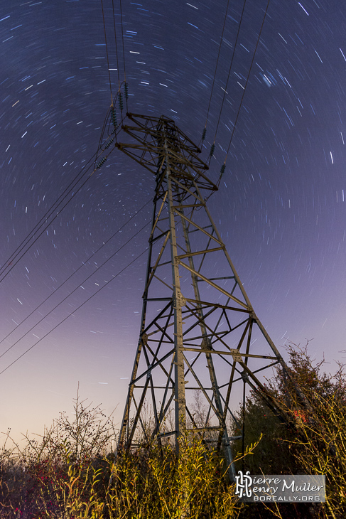 Pylône électrique avec filé d'étoiles