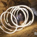 Cercles de feu par un jongleur en pause longue