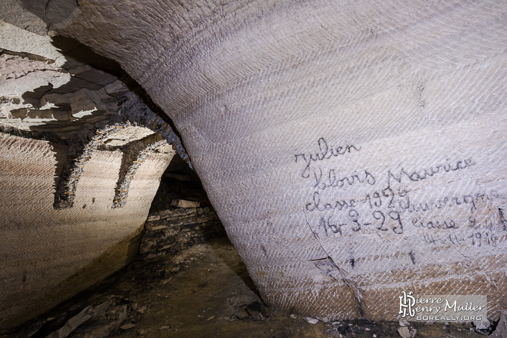 Ecritures début 20ème siècle sur les murs de la carrière