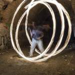 Grands cercles de feu par un jongleur