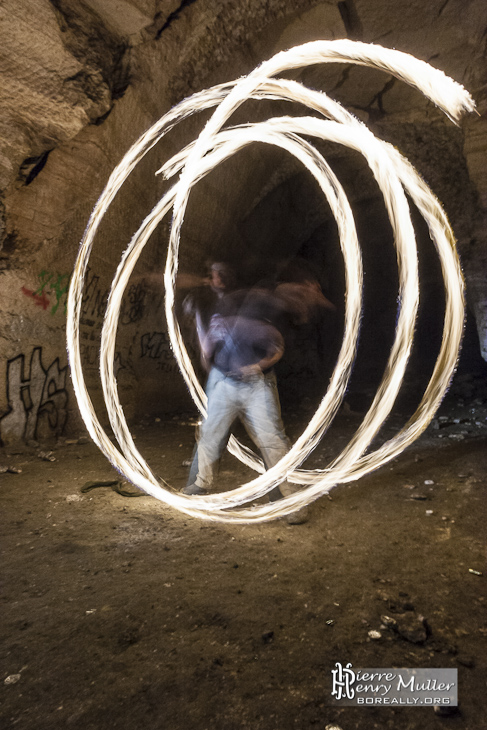 Grands cercles de feu par un jongleur