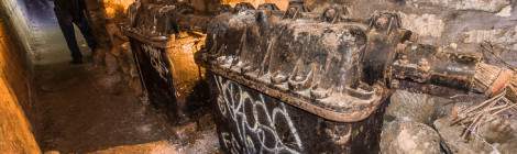 ...Anciens caissons d’amplification de signaux téléphoniques dans les catacombes. Autrefois les galeries étaient remplis de câbles PTT en cuivre qui ont été démontés. Il reste néanmoins des installations comme celle-ci qui restent faute d’intérêt à les démonter et à les dépolluer....