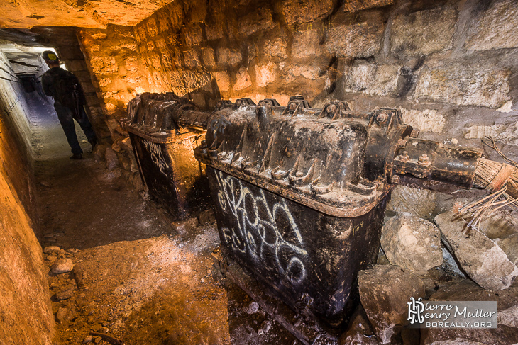 Anciens caissons d'amplification de signaux téléphoniques dans les catacombes