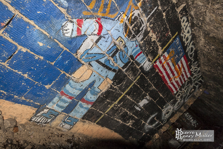 Astronaute américain sur le mur des promotions dans les catacombes de Paris