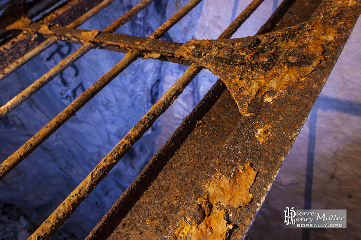 Détail de la rouille de la porte grillagée du Val-de-Grâce dans les catacombes de Paris