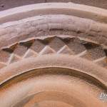 Détail de sculpture dans la crypte des catacombes de Paris