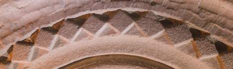 ...Détail de la sculpture d’un bas relief dans la Crypte....