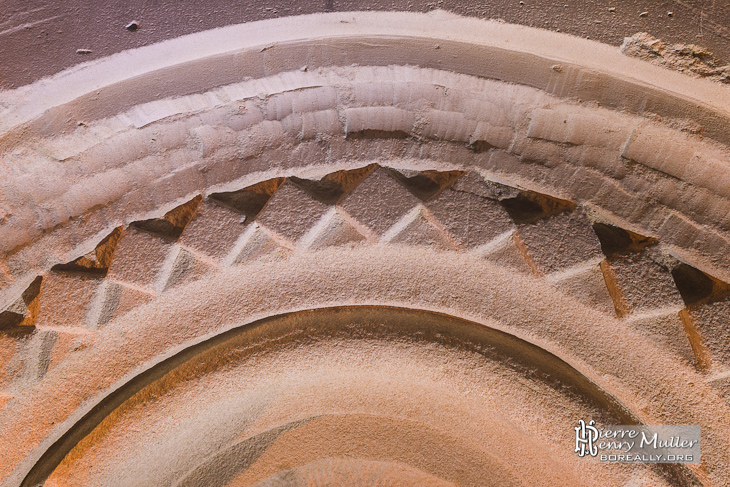 Détail de sculpture dans la crypte des catacombes de Paris