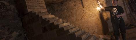 ...L&rsquo;escalier min&eacute;ralogique de Notre Dame des Champs &eacute;clair&eacute; par un ktaphile avec une lampe &agrave; ac&eacute;tyl&egrave;ne de carrier....