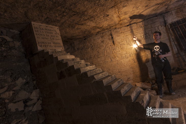 Escalier minéralogique de Notre Dame des Champs éclairé à l'acétylène par un ktaphile