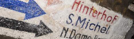 ...Les troupes allemandes ont mis en place un syst&egrave;me de fl&eacute;chage en couleur dispos&eacute; un peu partout sur les murs du bunker. Ils indiquent les sorties du bunker vers la surface. Sortie I Hinterhof correspondant &agrave; l&rsquo;arri&egrave;re cour du lyc&eacute;e Montaigne, II S.Michel et III N.Dame-Bonaparte envoient vers les sorties du m&ecirc;me nom....