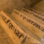 Inscription des strates du sol sur l'escalier minéralogique
