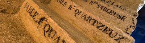 ...Inscription des strates du sol sur l’escalier minéralogique de la route de Fontainebleau : Terre végétale N°35 Argile rouge sableuse N°34 Sable Blanc quartzeux N°33 Sable Jaune quartzeux N°32 N°30 : Boue compacte...