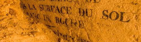 ...Prise dans la consolidation du métro parisien, cette inscription au mur présentait les échantillons des strates du sol sur l’escalier minéralogique....