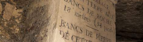 ...Inscriptions de la plaque de l’escalier minéralogique Notre Dame des Champs : De la surface de la terre aux bancs de roche 18 mètres (54 pieds) – Bancs de Pierre de cette carrière...
