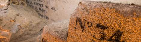 ...Num&eacute;rotations et inscriptions sur un des escaliers min&eacute;ralogique de la route de Fontainebleau dans les catacombes &agrave; Paris....