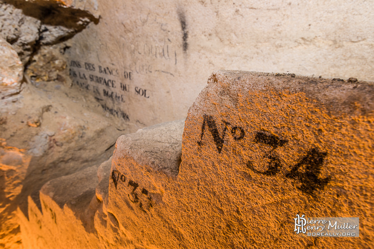 Numérotations et inscriptions sur l'escalier minéralogique