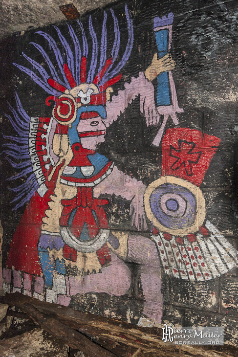 Personnage Maya sur le mur des promotions dans les catacombes de Paris
