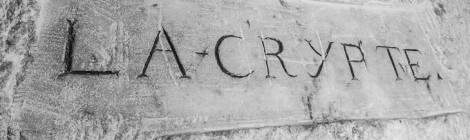 ...Plaque dans la salle de la Crypte, grav&eacute;e dans la roche au mur....