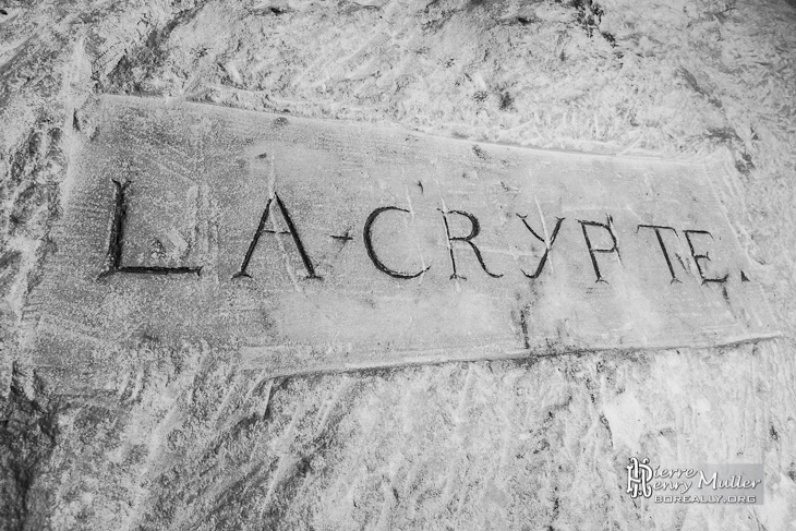 Plaque gravée dans la roche de la Crypte des Catacombes sous Paris