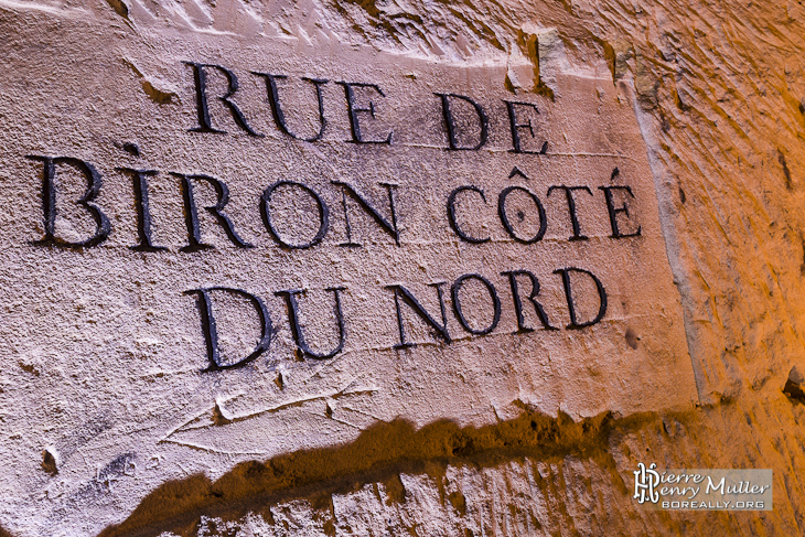 Plaque gravée rue de Biron côté du nord dans les catacombes de Paris