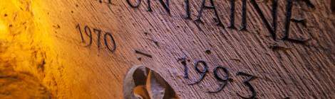 ...Cette plaque grav&eacute;e est assez r&eacute;cente et sans doute d&eacute;di&eacute;e &agrave; la m&eacute;moire d&rsquo;une personne disparue en 1993. Elle a &eacute;t&eacute; grav&eacute;e suivant les techniques habituellement trouv&eacute;es dans les catacombes avec une &eacute;criture au noir animal, une typographie semblable aux anciennes plaques et une sculpture d&rsquo;un bas relief d&rsquo;une fleur de Lys....
