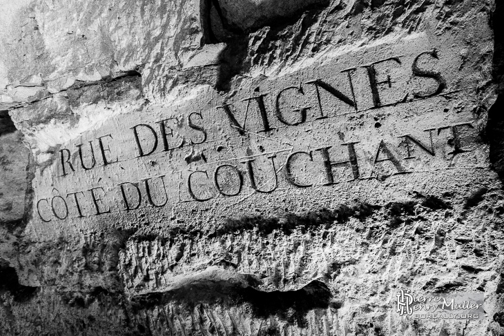 Plaque rue des Vignes côté du Couchant dans les catacombes