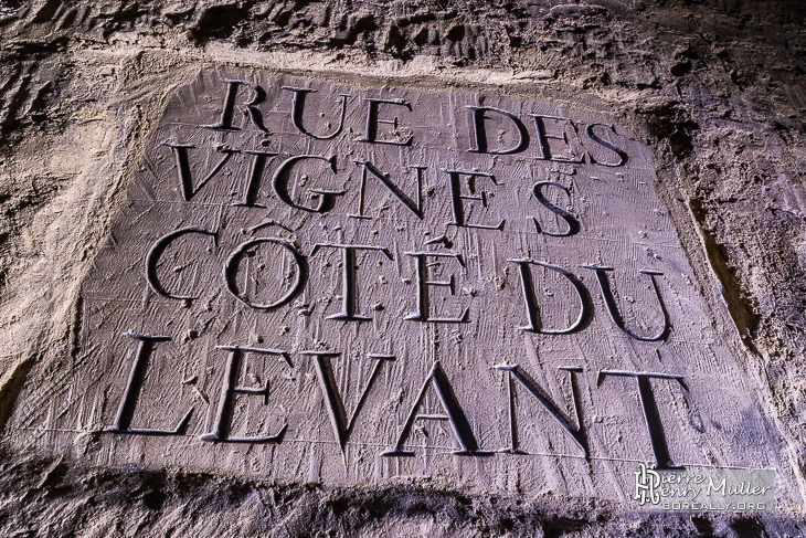 Plaque rue des Vignes côté du Levant dans les catacombes