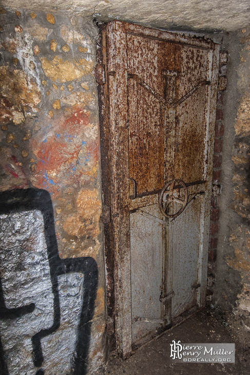 Porte blindée du bunker allemand du lycée Montaigne dans les catacombes de Paris