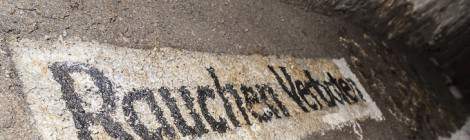 ...Inscription &laquo; Rauchen Verboten &raquo; interdiction de fumer sur les murs du bunker du lyc&eacute;e Montaigne dans les catacombes de Paris....