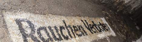 ...Inscription « Rauchen Verboten » interdiction de fumer sur les murs du bunker du lycée Montaigne dans les catacombes de Paris....