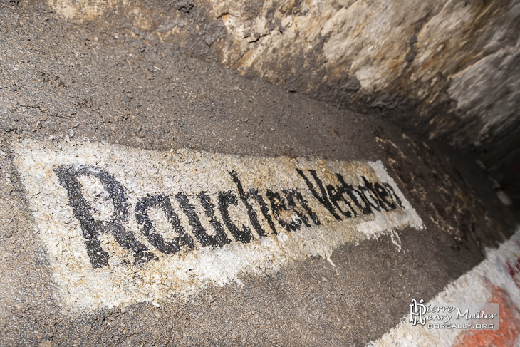 Rauchen Verboten inscrit sur les murs du bunker allemand dans les catacombes de Paris