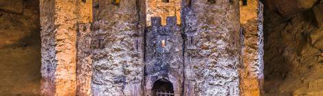 ...Dans les carrières souterraines de Paris nommée les catacombes, il y a une petite salle avec différentes sculptures de gargouilles, des bancs et une table. Au fond de cette salle à proximité du squat se dresse une reconstitution de château médiéval....