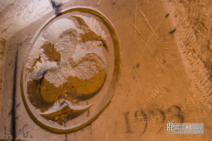 Sculpture dans la Crypte des Catacombes sous Paris