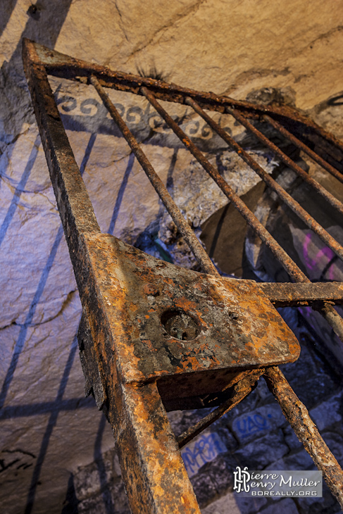 Serrure et porte grillagée sous le Val-de-Grâce dans les catacombes de Paris