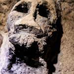 Tête de mort sculptée sur le mur de la salle Anschluss dans les catacombes de Paris