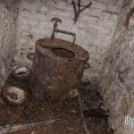 Toilettes dans le bunker du lycée Montaigne dans les catacombes de Paris