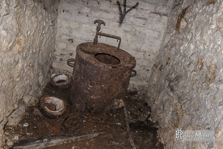 Toilettes dans le bunker du lycée Montaigne dans les catacombes de Paris