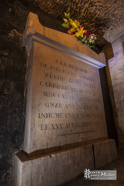 Tombe de Philibert Aspairt dans les catacombes de Paris