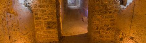 ...Malgré son apparence, un escalier central était présent au centre ce qui en fait le seul cabinet minéralogique à trois escaliers présent dans les catacombes de Paris. Les deux petits escaliers dans les voutes latérales ont été amputés lors de l’édification de consolidations pour le métro parisien....