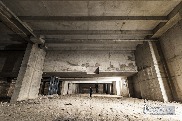 Echelle humaine dans l'immense cathédrale souterraine de La Défense