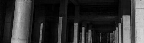 ...Rangés de piliers de consolidation à une extrémité de la cathédrale souterraine de La Défense....