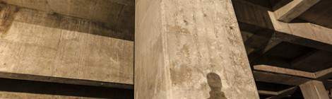 ...Ombre portée sur un pilier de la cathédrale souterraine de la Défense....