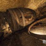 Cerclage de tonneau dans la cave brasserie de Sèvres