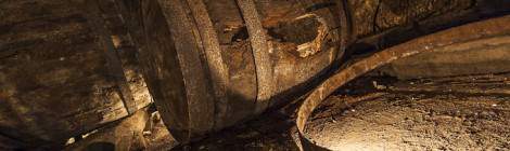 ...Cerclage de tonneau au sol dans une all&eacute;e de tonneau de la cave brasserie de S&egrave;vres....