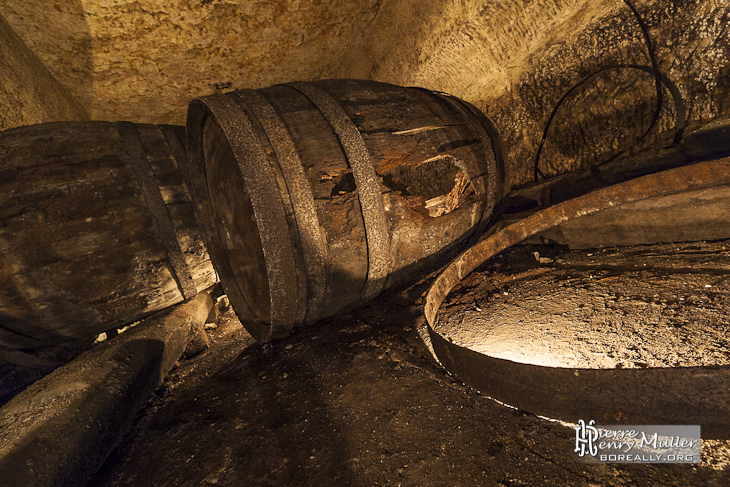 Cerclage de tonneau dans la cave brasserie de Sèvres